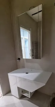 Lavabo rivestito in Lacobel e specchiera apribile
